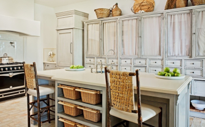 Interior da cozinha com um nicho: Nós decoramos o espaço da cozinha corretamente (na parede, sob a janela, no canto)