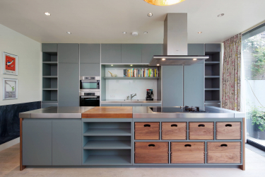 Interior da cozinha com um nicho: Nós decoramos o espaço da cozinha corretamente (na parede, sob a janela, no canto)
