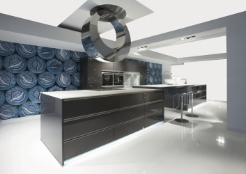 Interior da cozinha com um nicho: Nós decoramos o espaço da cozinha corretamente (na parede, sob a janela, no canto)