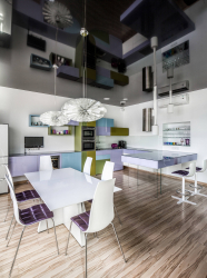Interior da cozinha com um nicho: Nós decoramos o espaço da cozinha corretamente (na parede, sob a janela, no canto)