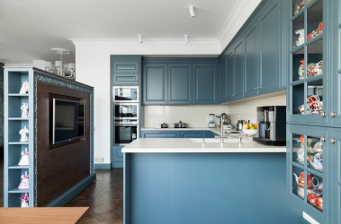 Interior da cozinha com um nicho: Nós decoramos o espaço da cozinha corretamente (na parede, sob a janela, no canto)