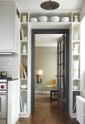 Interior da cozinha com um nicho: Nós decoramos o espaço da cozinha corretamente (na parede, sob a janela, no canto)