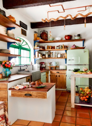 Interior da cozinha com um nicho: Nós decoramos o espaço da cozinha corretamente (na parede, sob a janela, no canto)