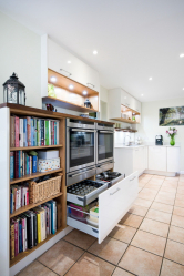 Interior da cozinha com um nicho: Nós decoramos o espaço da cozinha corretamente (na parede, sob a janela, no canto)