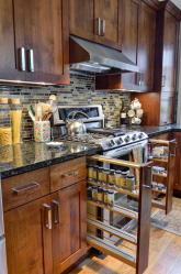 Interior da cozinha com um nicho: Nós decoramos o espaço da cozinha corretamente (na parede, sob a janela, no canto)