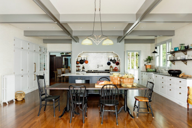 Interior da cozinha com um nicho: Nós decoramos o espaço da cozinha corretamente (na parede, sob a janela, no canto)
