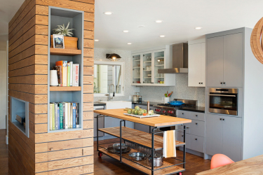Interior da cozinha com um nicho: Nós decoramos o espaço da cozinha corretamente (na parede, sob a janela, no canto)