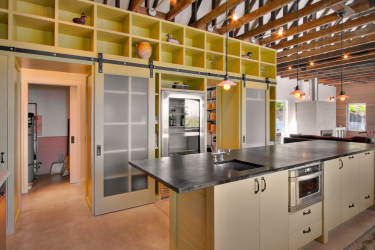 Interior da cozinha com um nicho: Nós decoramos o espaço da cozinha corretamente (na parede, sob a janela, no canto)