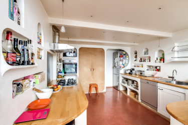 Interior da cozinha com um nicho: Nós decoramos o espaço da cozinha corretamente (na parede, sob a janela, no canto)