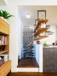 Interior da cozinha com um nicho: Nós decoramos o espaço da cozinha corretamente (na parede, sob a janela, no canto)