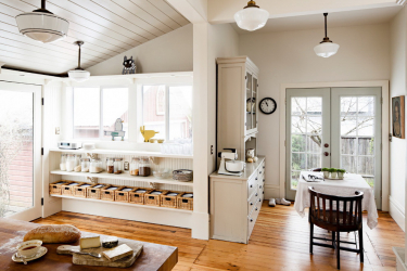 Interior da cozinha com um nicho: Nós decoramos o espaço da cozinha corretamente (na parede, sob a janela, no canto)
