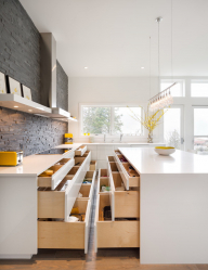 Interior da cozinha com um nicho: Nós decoramos o espaço da cozinha corretamente (na parede, sob a janela, no canto)