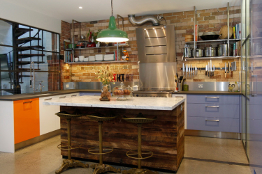 Interior da cozinha com um nicho: Nós decoramos o espaço da cozinha corretamente (na parede, sob a janela, no canto)