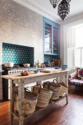 Interior da cozinha com um nicho: Nós decoramos o espaço da cozinha corretamente (na parede, sob a janela, no canto)