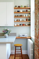 Interior da cozinha com um nicho: Nós decoramos o espaço da cozinha corretamente (na parede, sob a janela, no canto)
