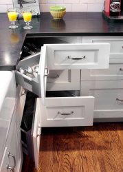 Interior da cozinha com um nicho: Nós decoramos o espaço da cozinha corretamente (na parede, sob a janela, no canto)