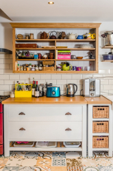 Interior da cozinha com um nicho: Nós decoramos o espaço da cozinha corretamente (na parede, sob a janela, no canto)