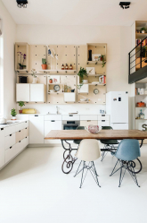 Interior da cozinha com um nicho: Nós decoramos o espaço da cozinha corretamente (na parede, sob a janela, no canto)