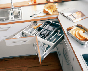 Interior da cozinha com um nicho: Nós decoramos o espaço da cozinha corretamente (na parede, sob a janela, no canto)