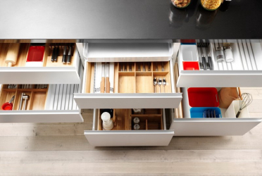 Interior da cozinha com um nicho: Nós decoramos o espaço da cozinha corretamente (na parede, sob a janela, no canto)