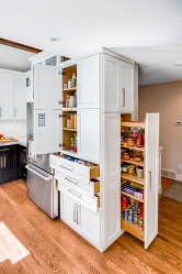 Interior da cozinha com um nicho: Nós decoramos o espaço da cozinha corretamente (na parede, sob a janela, no canto)
