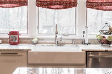 Design de cortinas de lambrequim na cozinha (145 + Foto): não é uma tarefa fácil, mas factível de registro