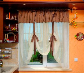 Design de cortinas de lambrequim na cozinha (145 + Foto): não é uma tarefa fácil, mas factível de registro
