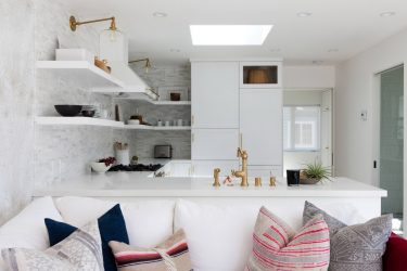 วิธีการวางโซฟาขนาดเล็กในห้องครัว? 200+ (Photos) การตกแต่งภายในห้องครัวแสนสบาย