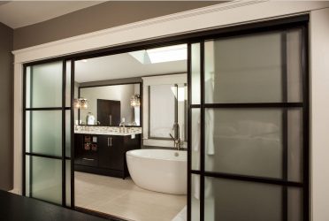 Portas interiores no interior do apartamento (305+ fotos): opções elegantes e modernas