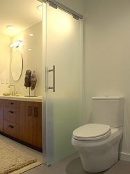 Portas interiores no interior do apartamento (305+ fotos): opções elegantes e modernas