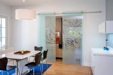 Portas interiores no interior do apartamento (305+ fotos): opções elegantes e modernas