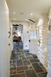 Opções interiores no Corredor: mais de 225 designs fotográficos (pedra / laminado / azulejo / fresco). Qual cor da parede é melhor?