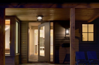 Entrance plastic doors in a private house (145+ Photo): How to make and securely and beautifully?