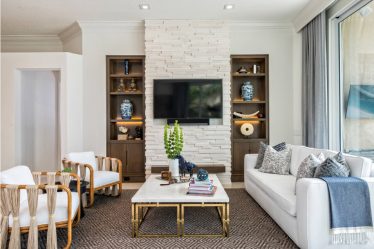 Prateleira de TV na parede (295+ fotos): nuances de design (articulada, canto, vidro)