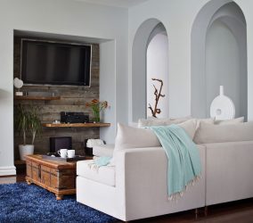 Prateleira de TV na parede (295+ fotos): nuances de design (articulada, canto, vidro)