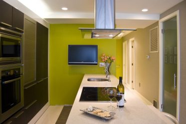 Prateleira de TV na parede (295+ fotos): nuances de design (articulada, canto, vidro)