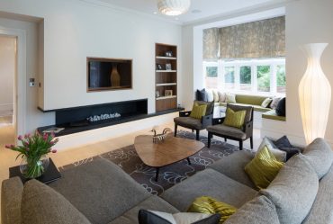Prateleira de TV na parede (295+ fotos): nuances de design (articulada, canto, vidro)