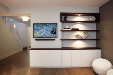 Prateleira de TV na parede (295+ fotos): nuances de design (articulada, canto, vidro)