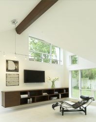 Prateleira de TV na parede (295+ fotos): nuances de design (articulada, canto, vidro)