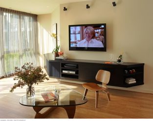 Prateleira de TV na parede (295+ fotos): nuances de design (articulada, canto, vidro)