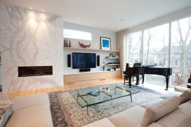 Prateleira de TV na parede (295+ fotos): nuances de design (articulada, canto, vidro)