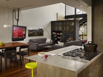 Prateleira de TV na parede (295+ fotos): nuances de design (articulada, canto, vidro)
