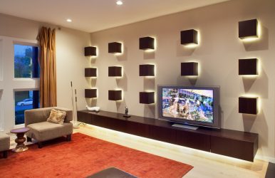 Prateleira de TV na parede (295+ fotos): nuances de design (articulada, canto, vidro)