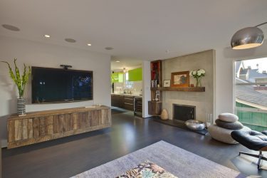 Prateleira de TV na parede (295+ fotos): nuances de design (articulada, canto, vidro)