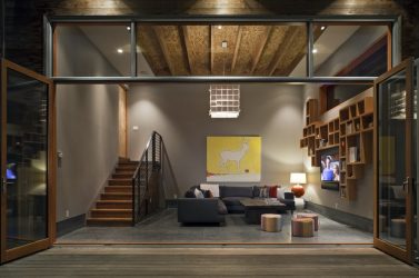 Prateleira de TV na parede (295+ fotos): nuances de design (articulada, canto, vidro)