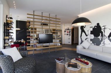Prateleira de TV na parede (295+ fotos): nuances de design (articulada, canto, vidro)