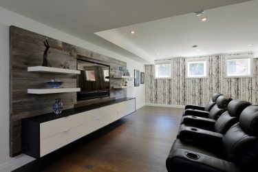 Prateleira de TV na parede (295+ fotos): nuances de design (articulada, canto, vidro)