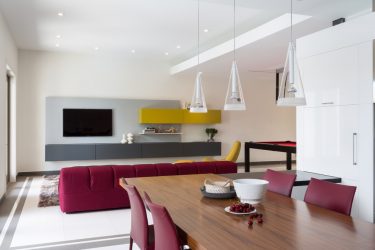 Prateleira de TV na parede (295+ fotos): nuances de design (articulada, canto, vidro)