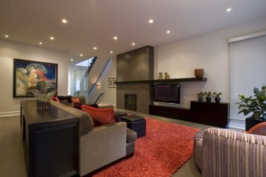 Prateleira de TV na parede (295+ fotos): nuances de design (articulada, canto, vidro)