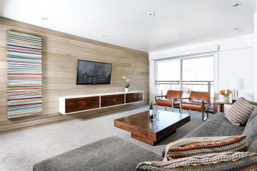 Prateleira de TV na parede (295+ fotos): nuances de design (articulada, canto, vidro)